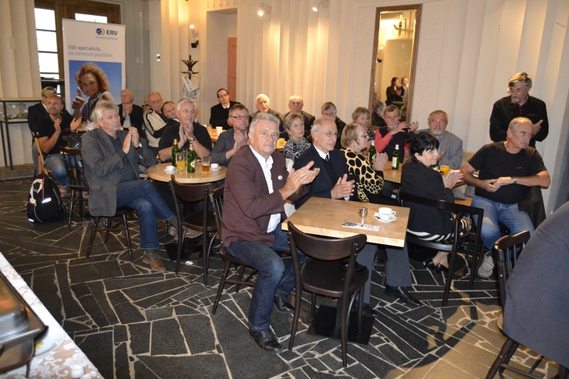 Předsálí kina Varšava bylo zaplněné